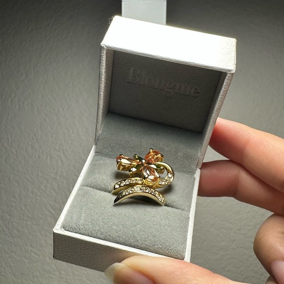 Flower accent Ring Size 7 or 8 - Picture 2 of 3